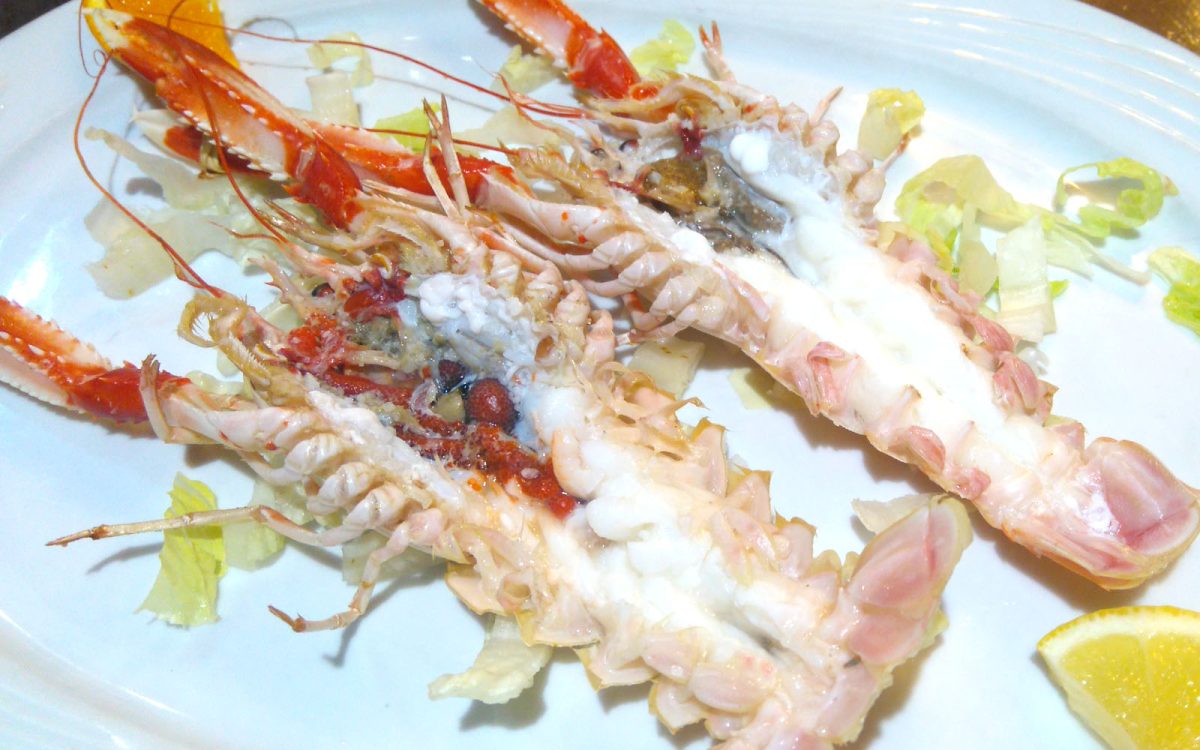 Cigalas a la plancha en restaurante de Cádiz. Venta Aurelio entre Chipiona y Sanlúcar de Barrameda.