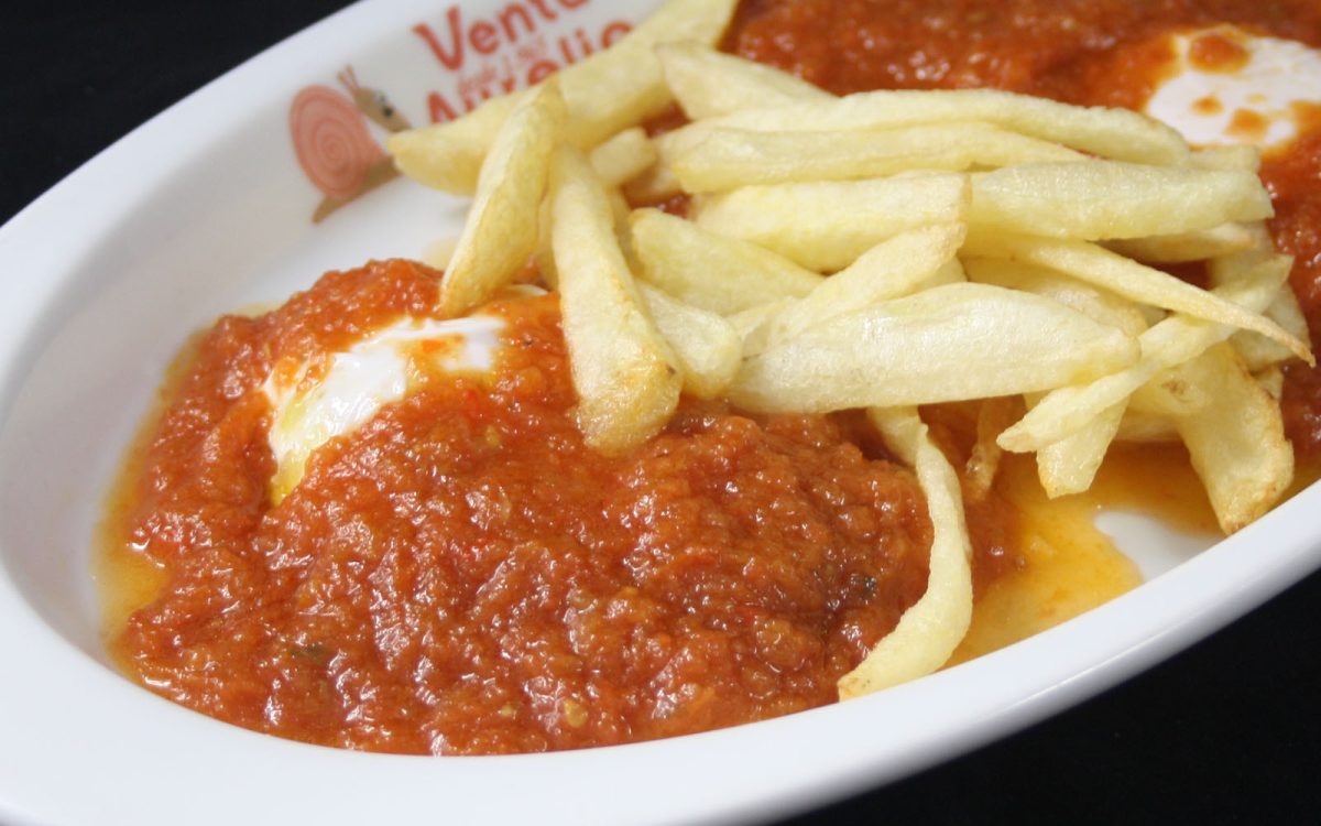 Huevos fritos con tomates en restaurante de Cádiz. Venta Aurelio entre Chipiona y Sanlúcar de Barrameda.
