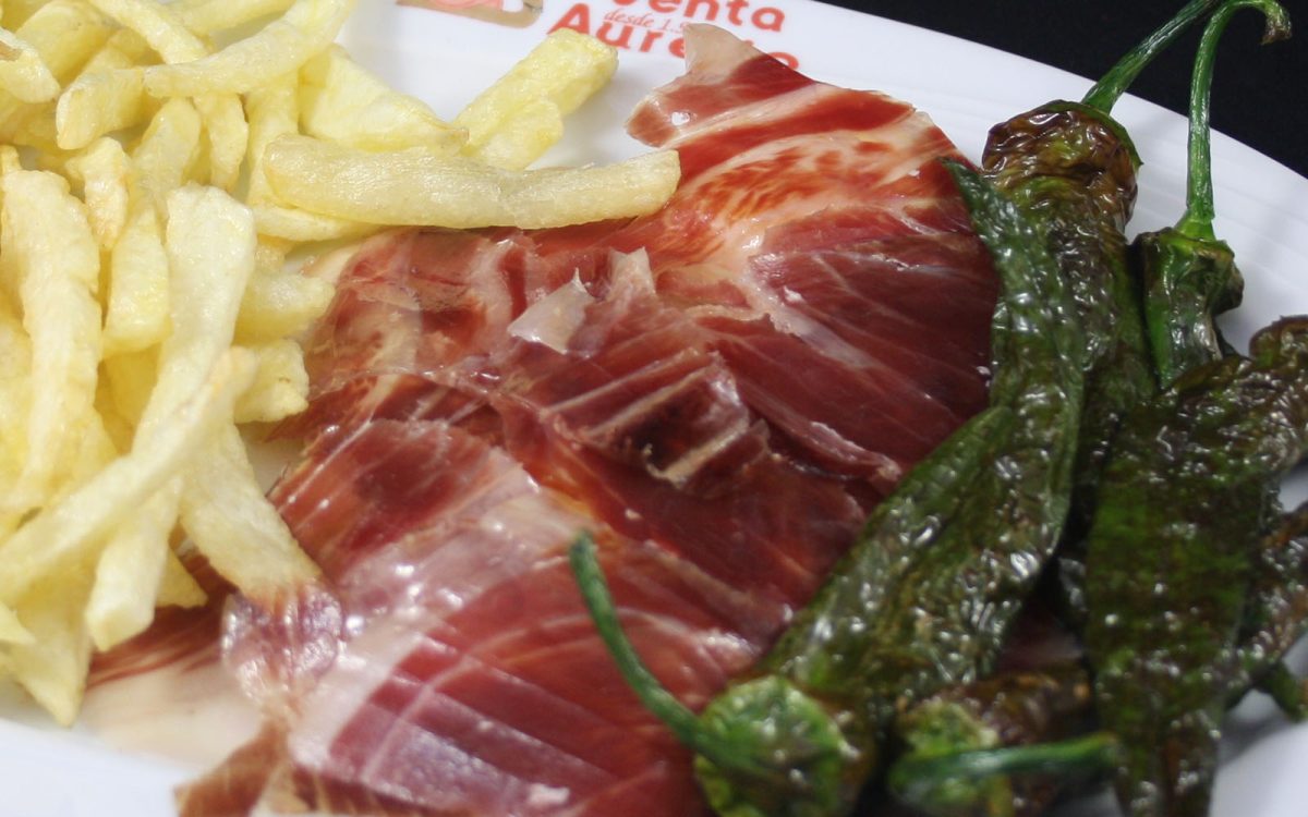 Huevos fritos con jamón en restaurante de Cádiz. Venta Aurelio entre Chipiona y Sanlúcar de Barrameda.