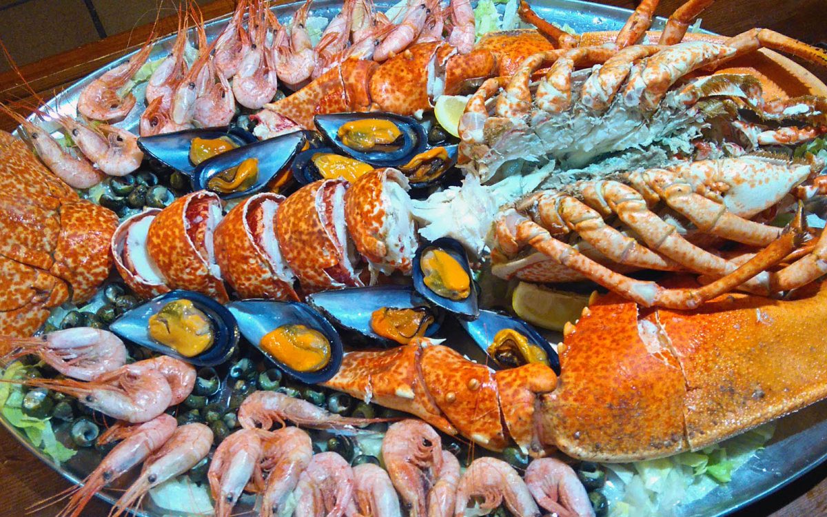 Mariscada en restaurante de Cádiz. Venta Aurelio entre Chipiona y Sanlúcar de Barrameda.