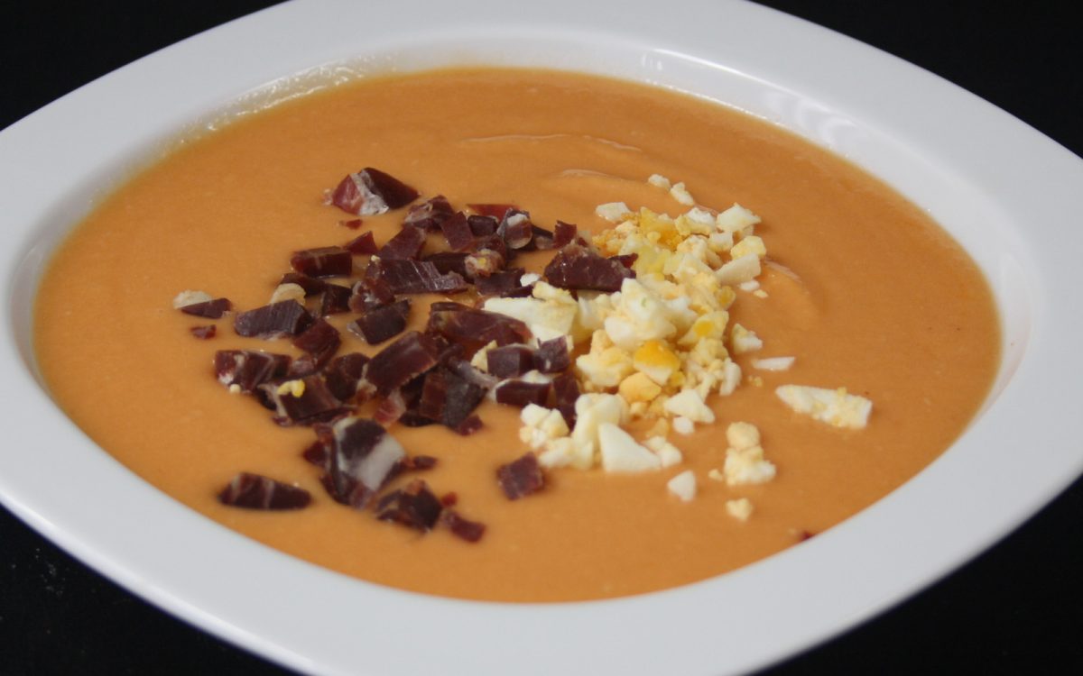 Tapa de salmorejo cordobés en Cádiz. Venta Aurelio Restaurante entre Chipiona y Sanlúcar de Barrameda.