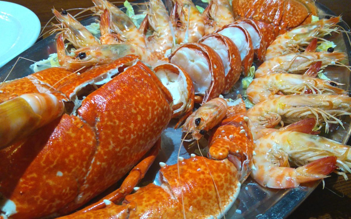 Surtido de mariscos en restaurante de Cádiz. Venta Aurelio restaurante entre Chipiona y Sanlúcar de Barrameda.