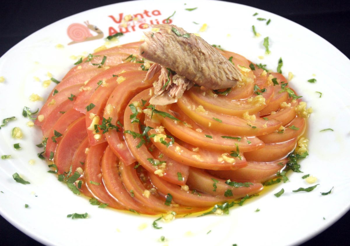 Tomate de la huerta con aceite de oliva en restaurante de Cádiz. Chipiona. Sanlúcar